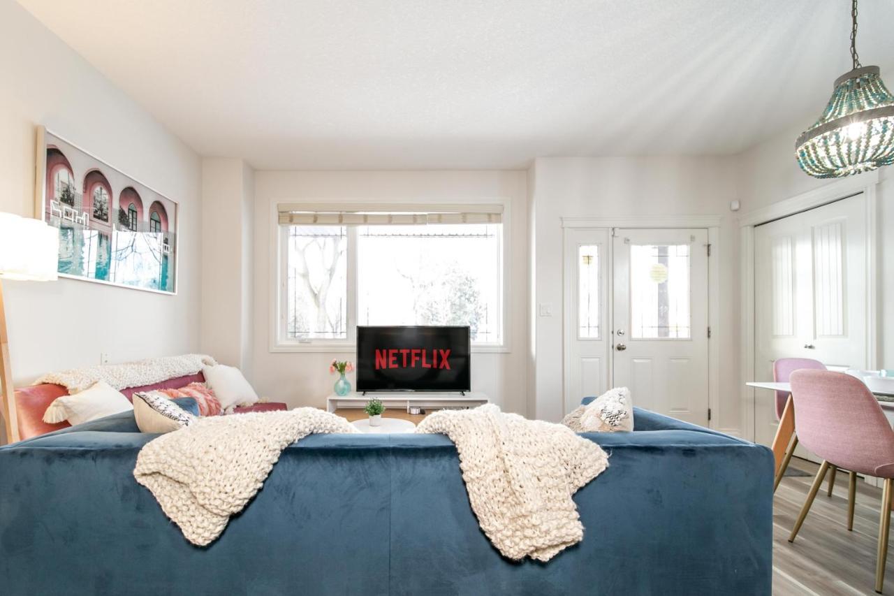 Mediterranean Retreat - King Bed - Fireplace - Jacuzzi - Fast Wi-Fi - Games Room - Free Parking & Netflix Edmonton Luaran gambar